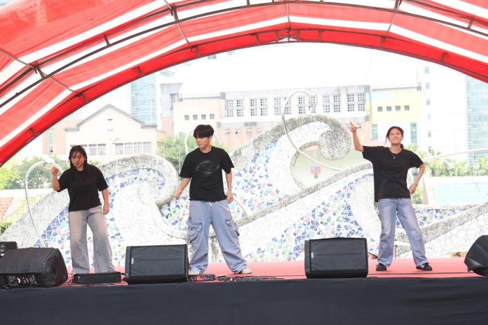 學生熱情表演