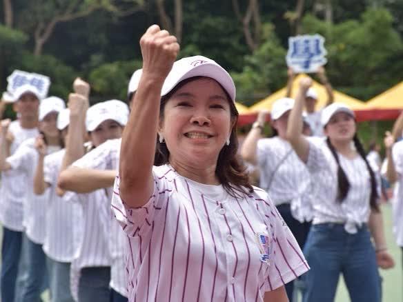 楊奕蘭董事長與教職員團結一心演繹”Team Taibei”舞蹈