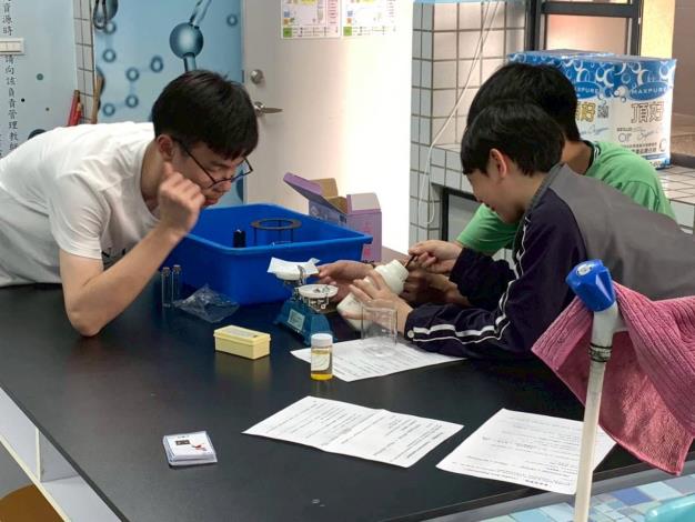 國中生親手調配實驗所需的化學藥品