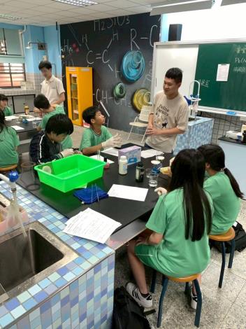 中正高中學生擔任引導者,分組帶領北投國中七、八年級學生解說實驗操作及注意事項