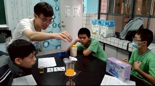 高中生示範操作實驗