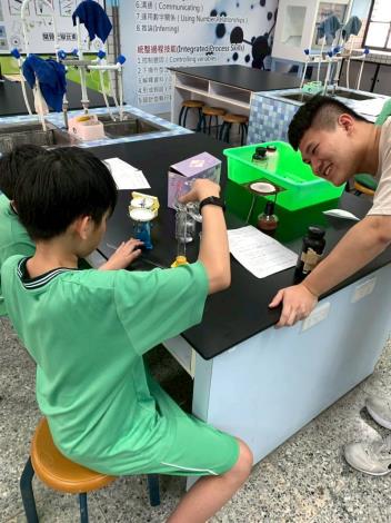 高中生指導國中生親手操作實驗