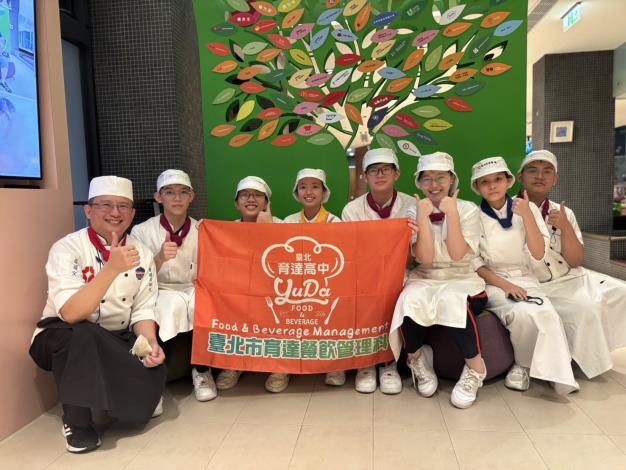 育達餐飲科師生參與「主廚到我家」活動,為重症病童及家長準備愛心餐點,以料理傳遞關懷與溫暖。