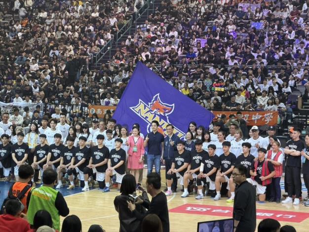 HBL蔣萬安市長、吉佛慈校長與南湖高中男籃隊合照。