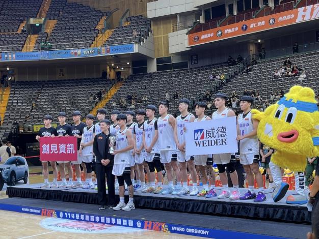 HBL南湖高中男籃隊與李洋部長合照