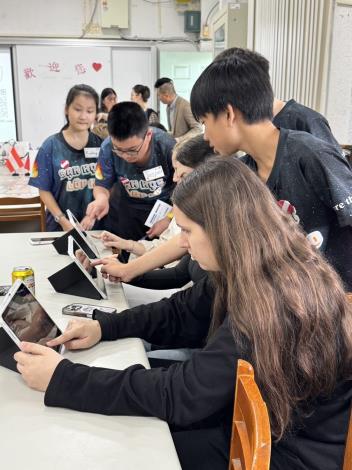 共同進行數位鱟保育遊戲,宣示守鱟海洋