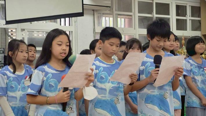 布農語、英語雙聲道致詞”拍手歌”意涵