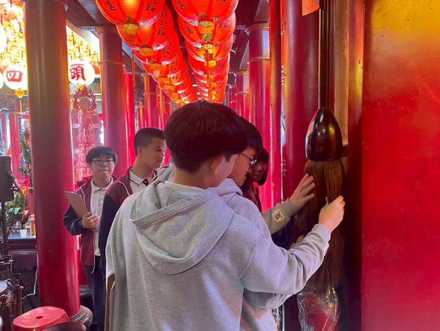 學生於活動尾聲體驗「摸智慧筆」趣味儀式，在輕鬆氛圍中為學習旅程畫下充滿祝福的句點