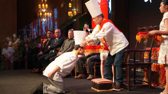 開平餐飲拜師大典力邀業界中、西、烘典範人物擔任受拜師,讓學生向楷模學習,並建立拜師敬我的精神。