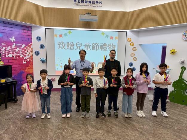 梁校長與家長會李聖恩會長以及代表接收禮物的學生代表合照