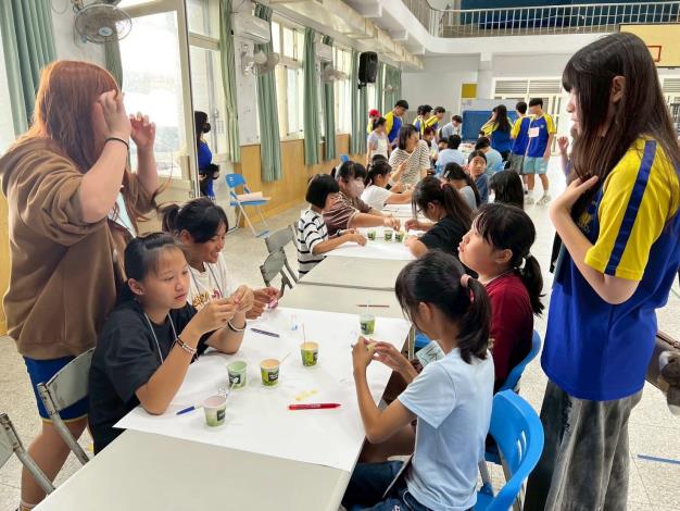 大理高中同學攜手小朋友進行夢想彩鹽罐製作