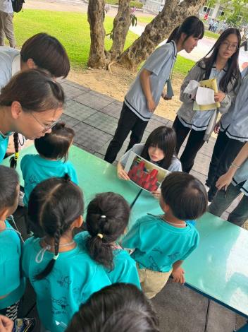 大理高中同學向與幼兒園的小小朋友進行活動說明