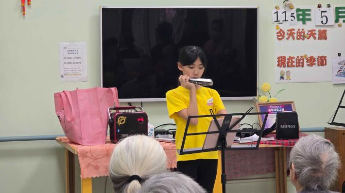 江同學演奏《童話》氣氛溫馨