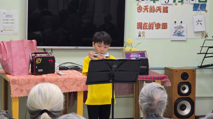 江同學表演《嘉禾舞曲》
