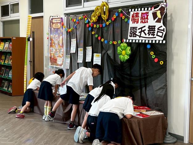 課程中思考、停留與作者對話的小朋友