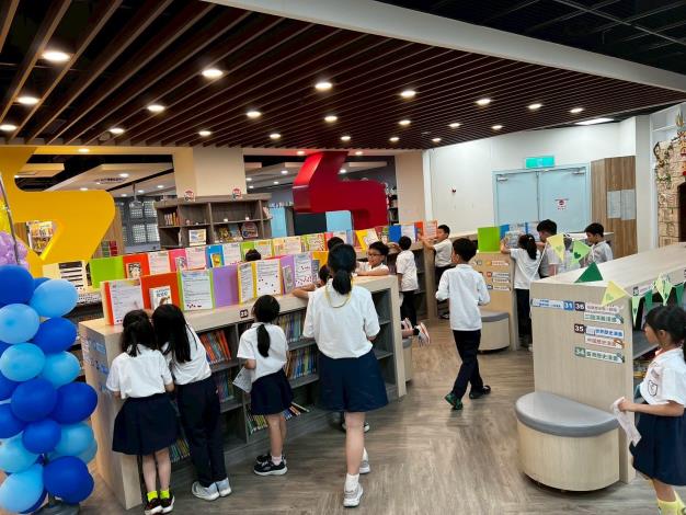 觀賞書展各展區的小朋友