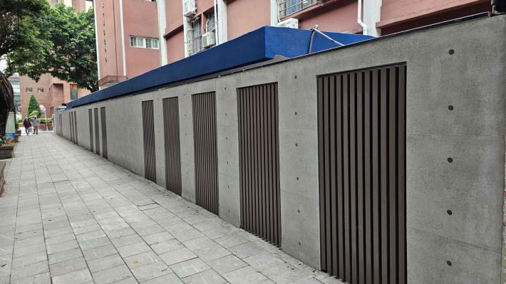 中山國中-親水模與格柵呼應「麟洋館」的外牆材質,清水模水泥板牆嵌入鋁格柵清幽靜謐