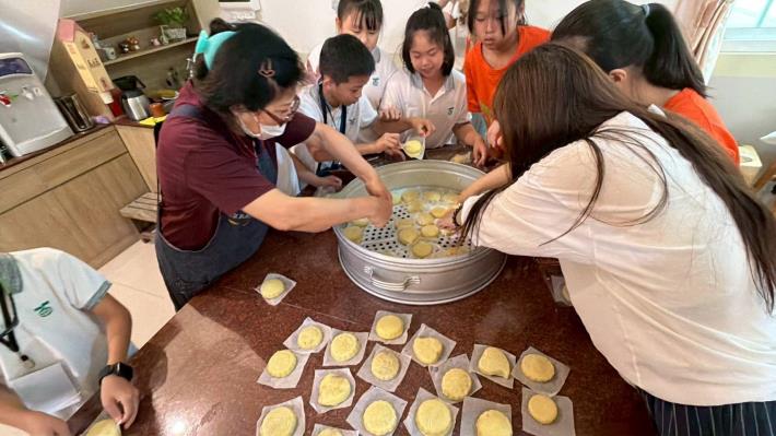 金寧國中小特別安排「土豆仁粿」手作活動