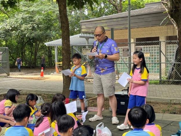 永建國小學童在吳加雄博士帶領下，齊唸充滿希望的祝禱詞，為水域棲地復育展開序幕