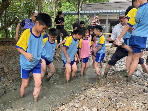 永建國小學童一起踩進泥池，為未來螢火蟲的棲地打好基礎，也為水域復育留下最踏實的一步。