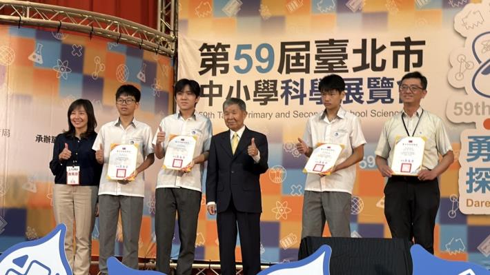 潘璽文、鄭孝溱、陳彥廷同學榮獲物理與天文學科特優，晉級全國科展。
