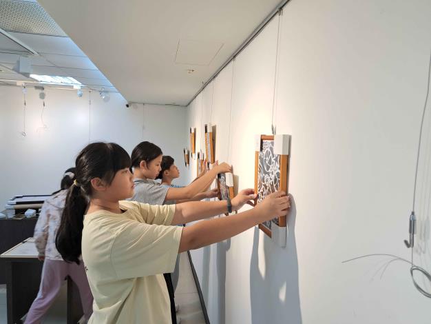按照不同主題布置畢業美展
