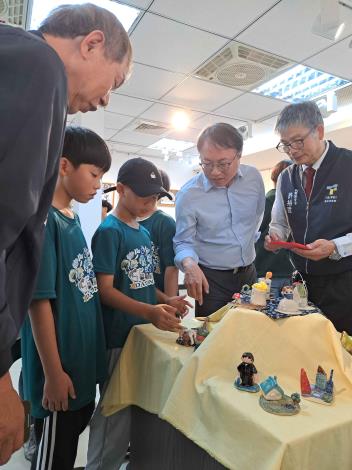 很有童趣的陶藝作品吸引來賓頻頻發問