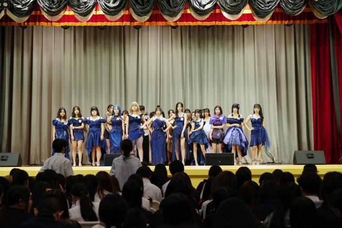 時尚造型科高二學生於《2025 百變造型達人 Show》展現創意成果，從妝髮、服裝到整體造型皆由學生親自設計完成。.JPG
