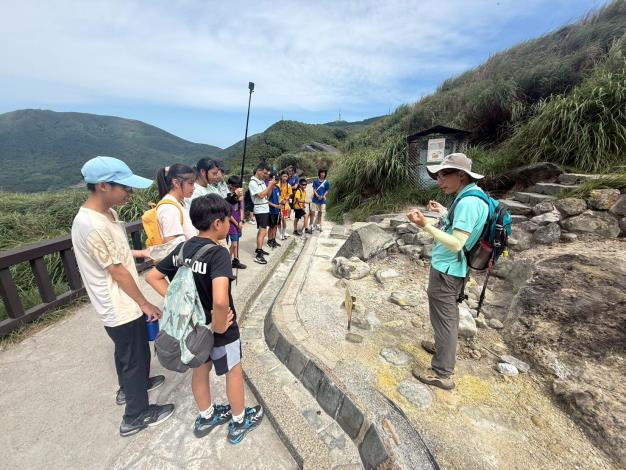 陽明山國家公園管理處解說員及志工老師分組協助現地導覽。