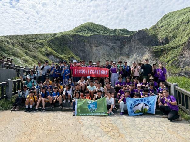 三校師生於小油坑出發前合影，為七星山會師行動揭開序幕