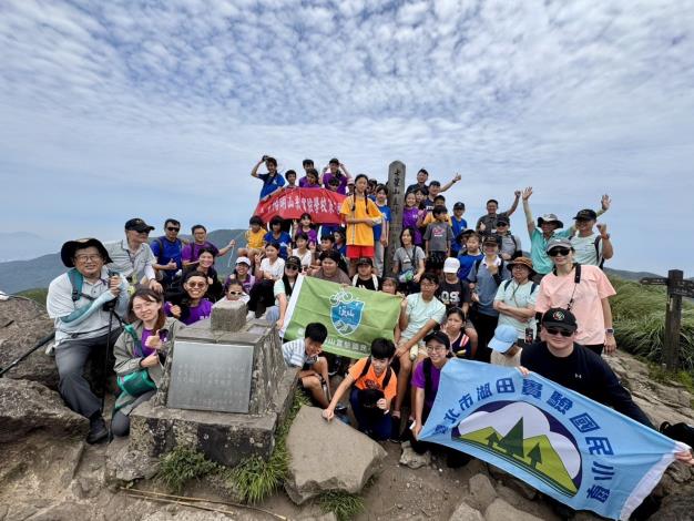 三校師生於七星山主峰完成會師合影。