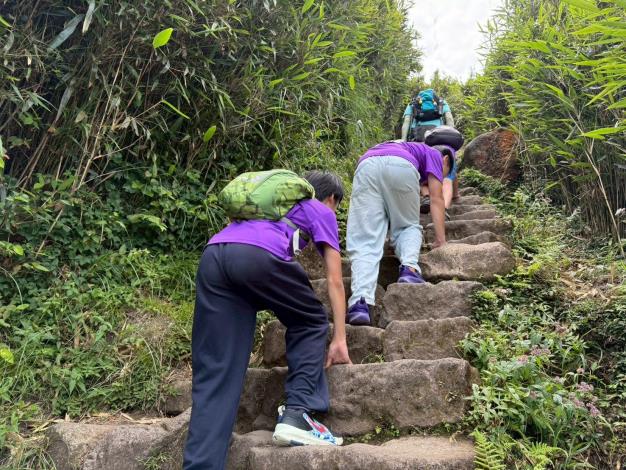 學生於小油坑至七星山路線進行登山與生態觀察