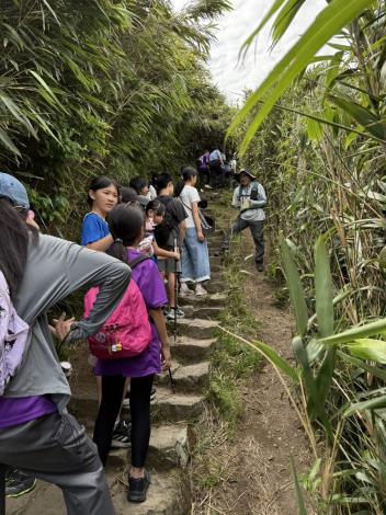 三校師生在山林場域中進行跨校交流與合作學習
