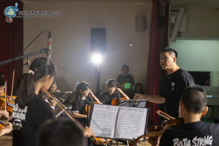 蔣宗憲老師帶領博嘉弦樂團孩子們用心演出