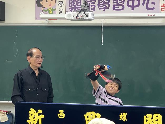 團長仔細的挑整細部動作並給孩子許多鼓勵.JPG