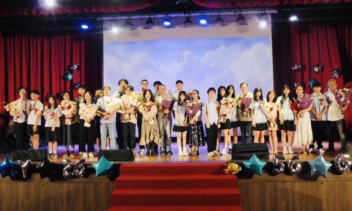 典禮結束前，各班代表與導師一同合影