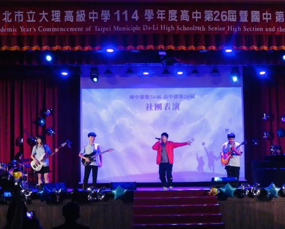 老師（紅色外套）客串熱音社主唱，熱情獻唱