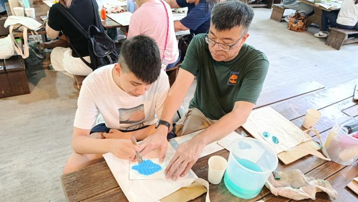 親子合力完成帆布袋