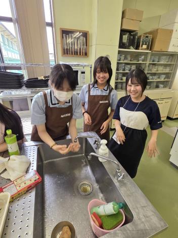 大理學子與水澤一高學子進行料理課程共學