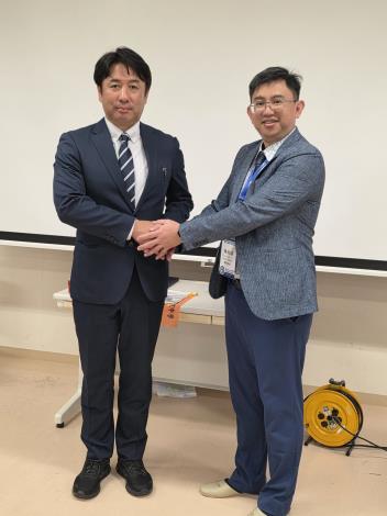 大理陳政翊校長(右)與岩手縣水澤一高及川校長(左)相見歡