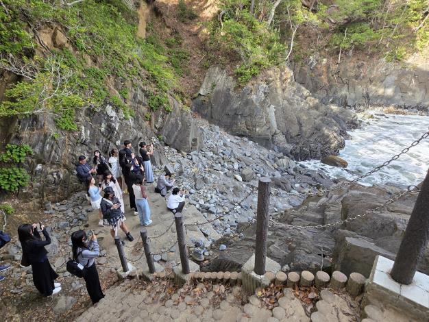 大理師生在神割崎海岸見證自然力量