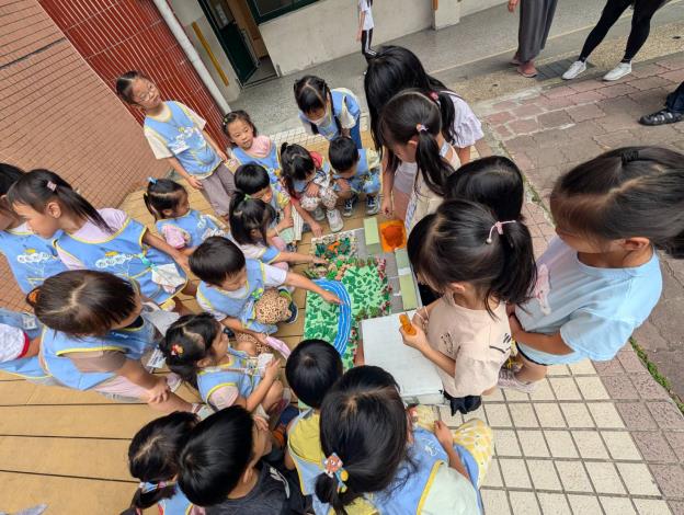和國小姊姊分享幼兒園製作的回憶步道作品