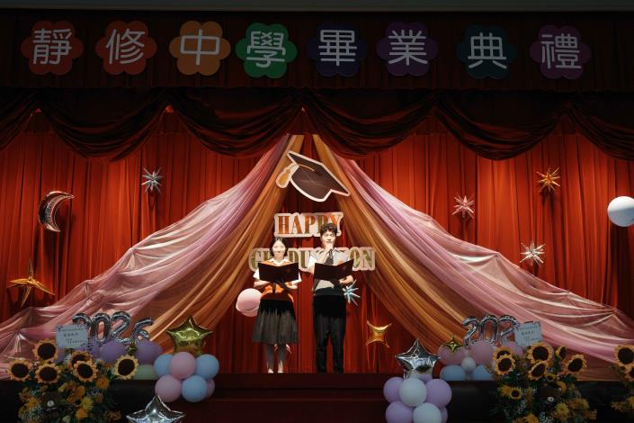 畢業生代表彭瑞瑄、張叡翔致詞