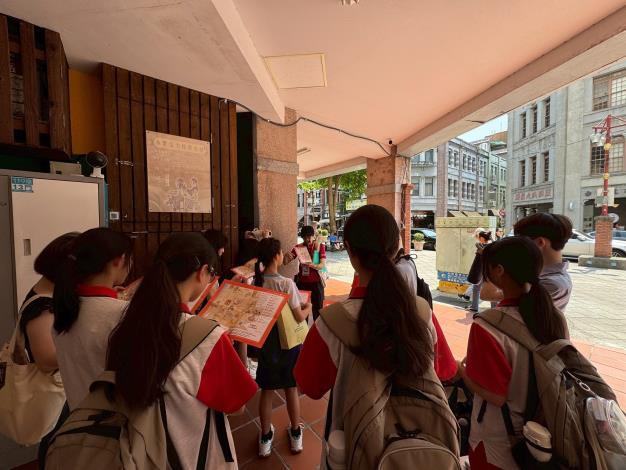 國家婦女館導覽人員介紹大稻埕地景、文化等