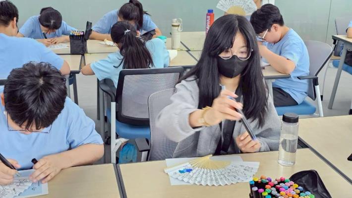 在延世小學體驗美術課程