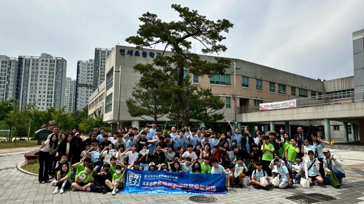 在延世小學與韓國學生交流之一