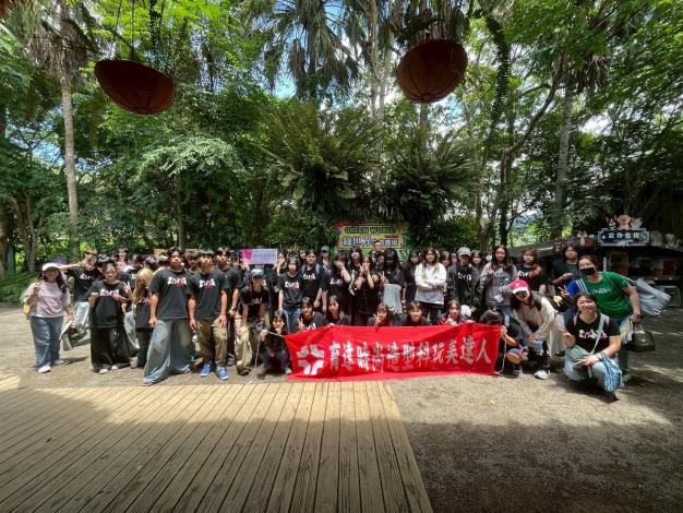 寵物造型設計實驗班師生前往綠世界生態農場參訪，透過與動物近距離互動及生態觀察，在體驗中學習尊重生命與愛護動物的重要價值。