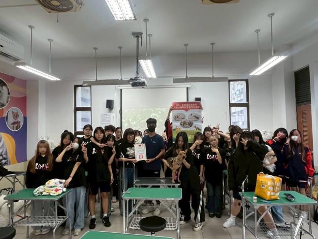 動物保護社團透過SDGs專題講座，深入探討流浪犬貓與野生動物間的生態議題，建立正確的動物保護觀念與環境永續意識。
