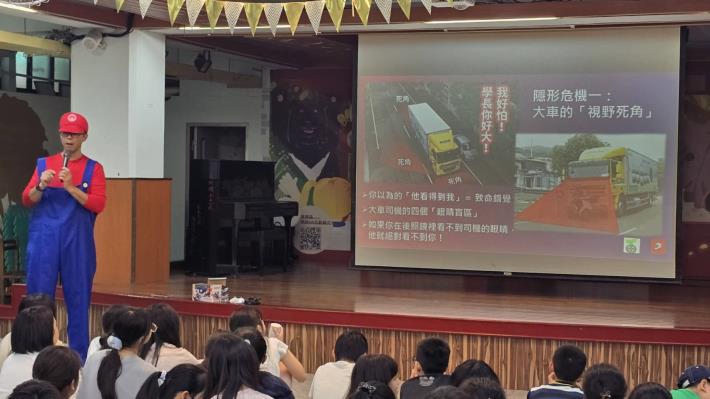 影片說明大車的視覺死角