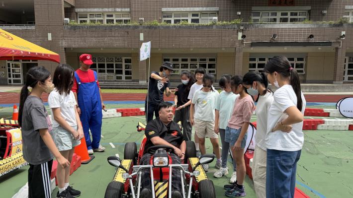 學生專心聆聽講師說明卡丁車使用及道路交通安全規則